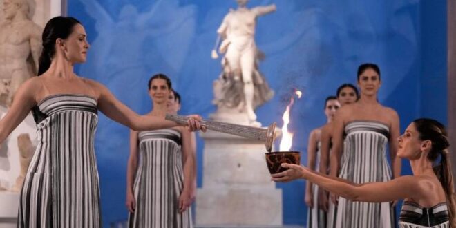 Άναψε η Ολυμπιακή Φλόγα στην Αρχαία Ολυμπία!